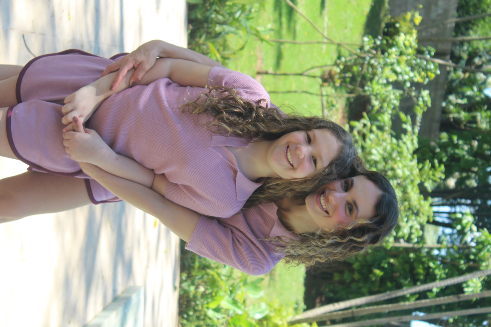 Marina e Helena vestindo peças rosa da coleção MARINA
